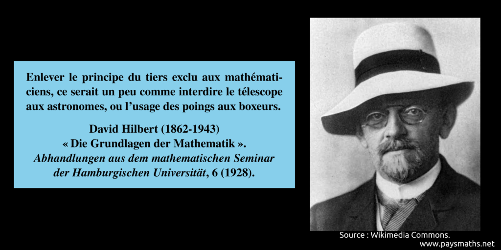 Portrait photographique de David Hilbert, et une citation : "Enlever le principe du tiers exclu aux mathématiciens, ce serait un peu comme interdire le télescope aux astronomes, ou l'usage des poings aux boxeurs."